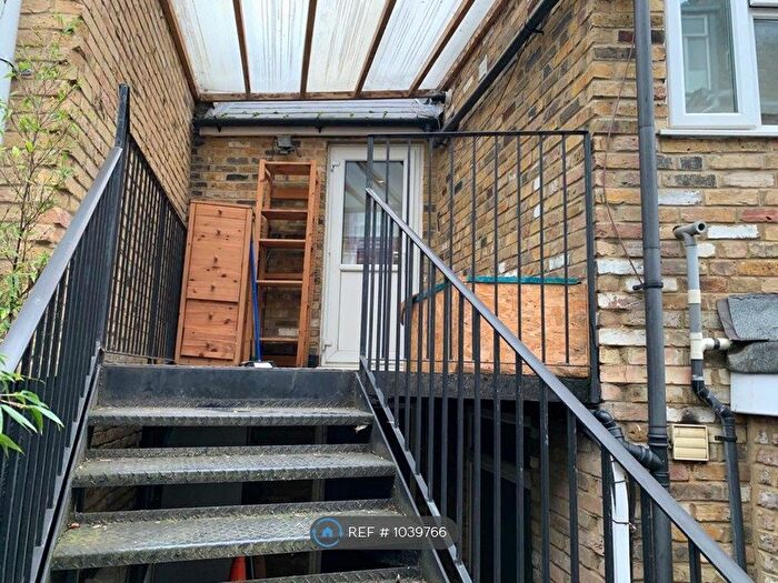 Studio To Rent In Mews Friern Barnet Road, London, N11