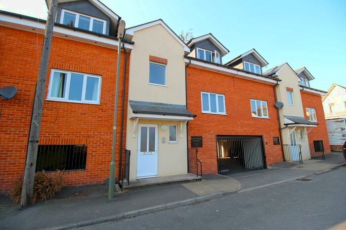 1 Bedroom Flat To Rent In Raywood Court, Barrack Road, GU2