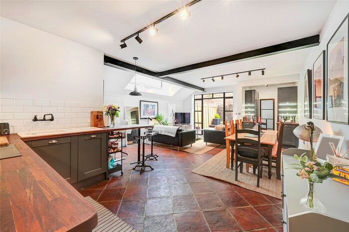 2 Bedroom Flat To Rent In Sterne Street, London, W12