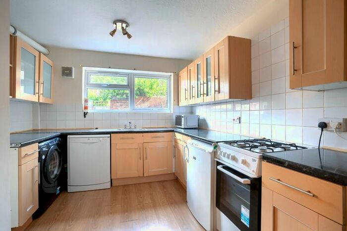 4 Bedroom Semi-Detached House To Rent In Newhaven Street, Brighton, BN2