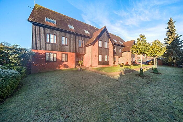 2 Bedroom Flat For Sale In The Barn, Mount Road, Wheathampstead, AL4