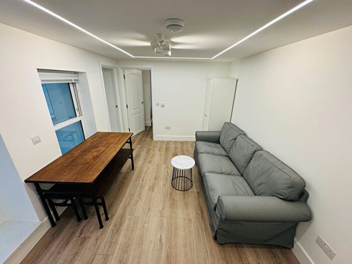 3 Bedroom Flat To Rent In Rita Rd, London, SW8