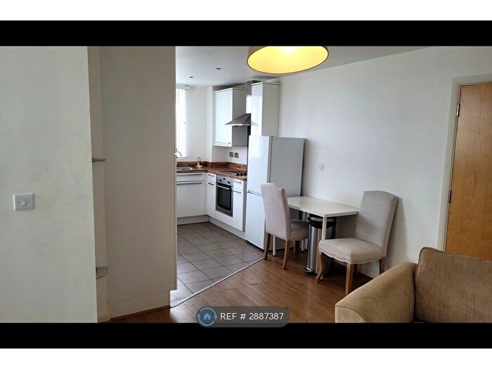 2 Bedroom Flat To Rent In Jantzen House, Brentford, TW8