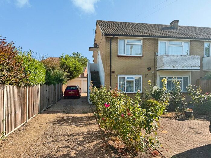 2 Bedroom Maisonette For Sale In West Heath Road, Farnborough, Hampshire, GU14