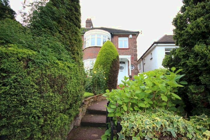 4 Bedroom Semi-Detached House To Rent In The Chine, London, N21