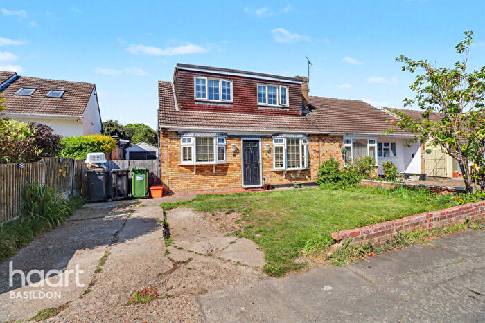 4 Bedroom Semi-Detached Bungalow For Sale In Leasway, Wickford, SS12