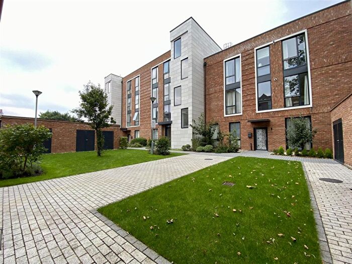 3 Bedroom Flat To Rent In London Road, London, SW16