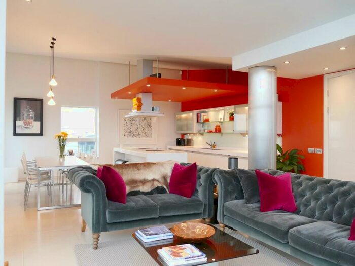 2 Bedroom Flat To Rent In Riverside Way, Leeds, West Yorkshire, Uk, LS1