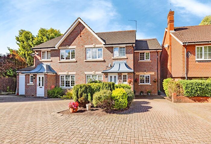 4 Bedroom Semi Detached House For Sale In Five Fields Close, Watford, WD19