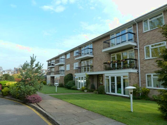 2 Bedroom Flat To Rent In Woodsome Lodge, Weybridge, KT13