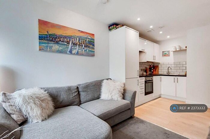 1 Bedroom Flat To Rent In Parkgate House, New Malden, KT3