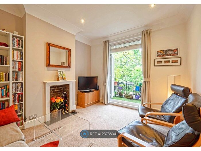 3 Bedroom Flat To Rent In First Floor, London, SW16