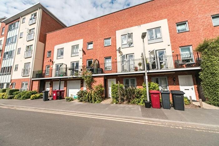 5 Bedroom Terraced House For Sale In Battle Square, Reading, RG30