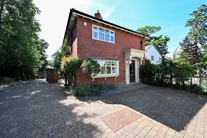 3 Bedroom Detached House For Sale In Redwood Drive, Winkton, Christchurch, BH23
