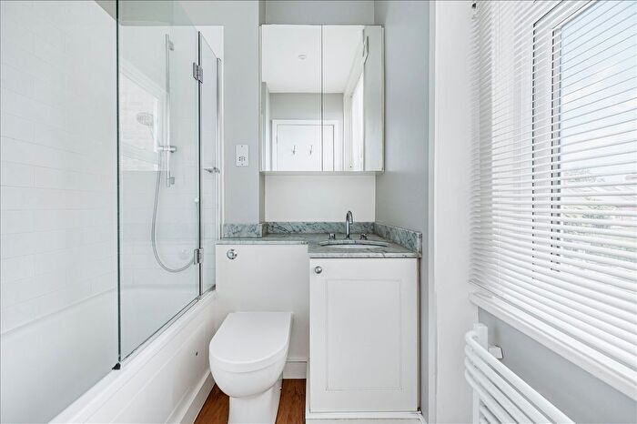 1 Bedroom Flat For Sale In Askew Road, Shepherd's Bush, W12