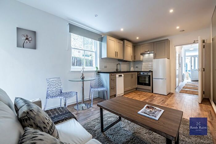 2 Bedroom Flat To Rent In Brook Drive, London, SE11