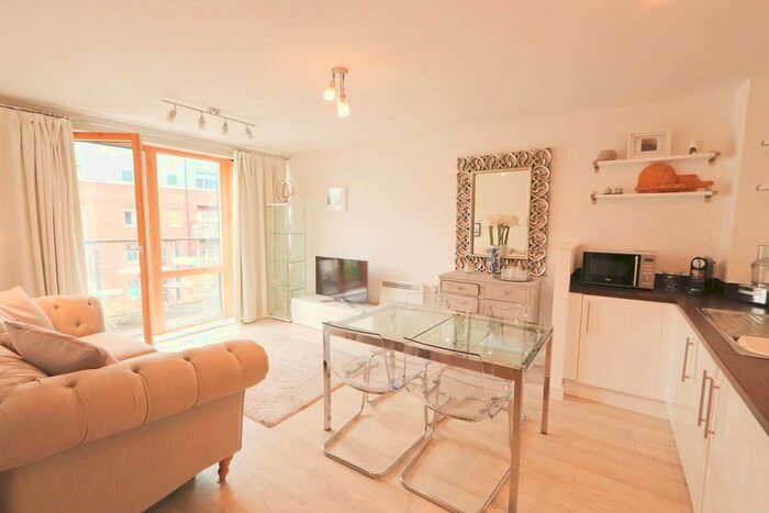 2 Bedroom Flat To Rent In Sweetman Place, Bristol, BS2