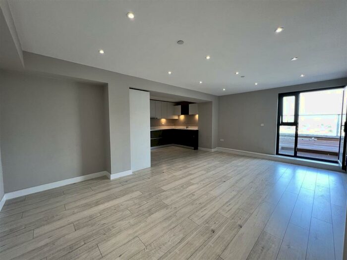 2 Bedroom Apartment To Rent In Victoria Avenue, Southend-On-Sea, SS2