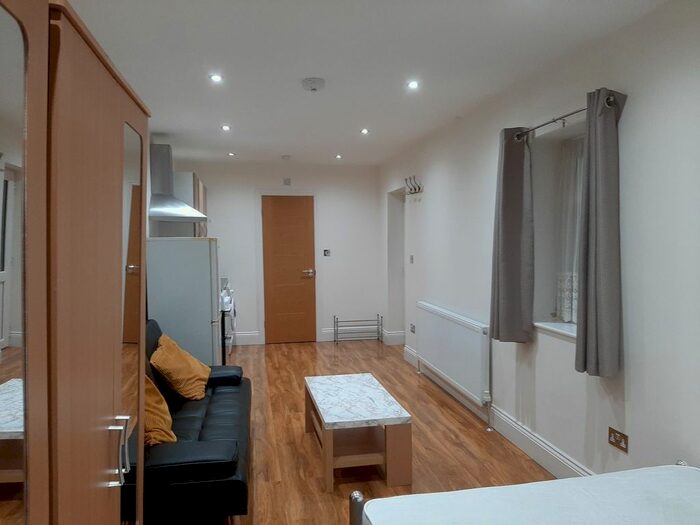 1 Bedroom Studio To Rent In Ashford Avenue, Ashford TW15