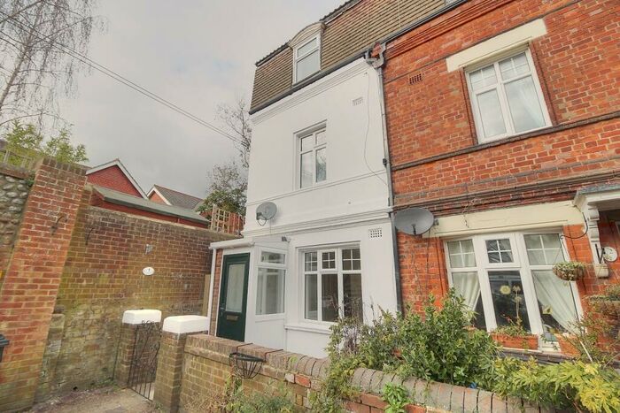 3 Bedroom Semi-Detached House To Rent In Vicarage Lane, Eastbourne, BN20