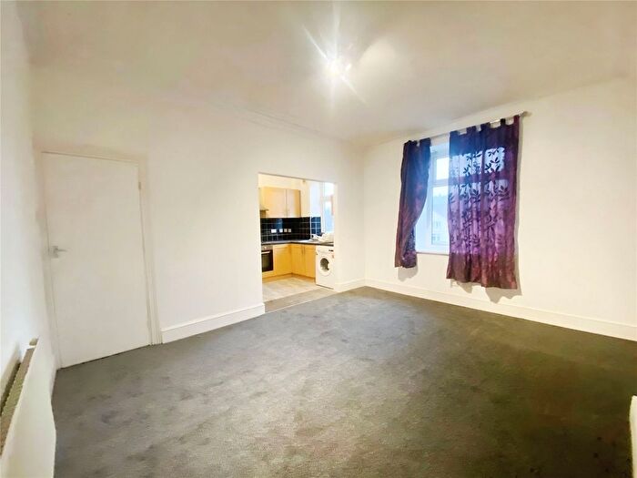 3 Bedroom Flat To Rent In Ashfield Terrace, Bingley, West Yorkshire, BD16