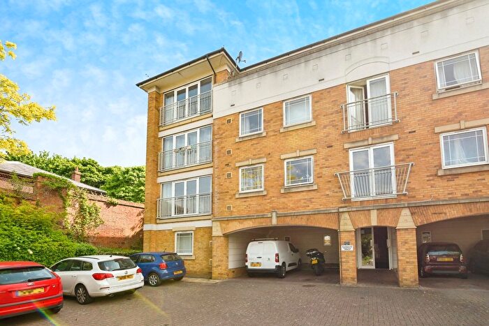 2 Bedroom Farmhouse To Rent In Commissioners Court, Chatham, ME4