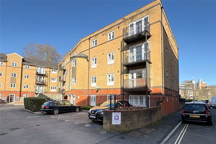 2 Bedroom Flat For Sale In High Street, Aldershot, Hampshire, GU11