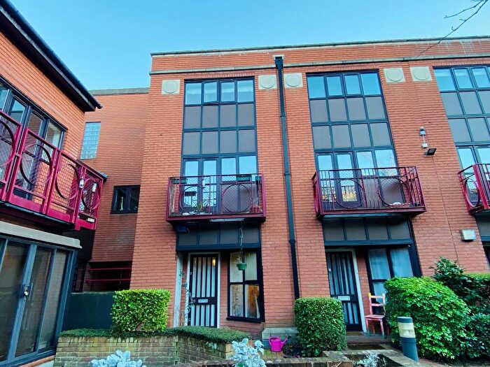 2 Bedroom Town House To Rent In Kings Court, Cox Street, St Pauls Square, B3