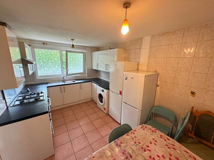 4 Bedroom Flat To Rent In Sandalwood Close, London, E1