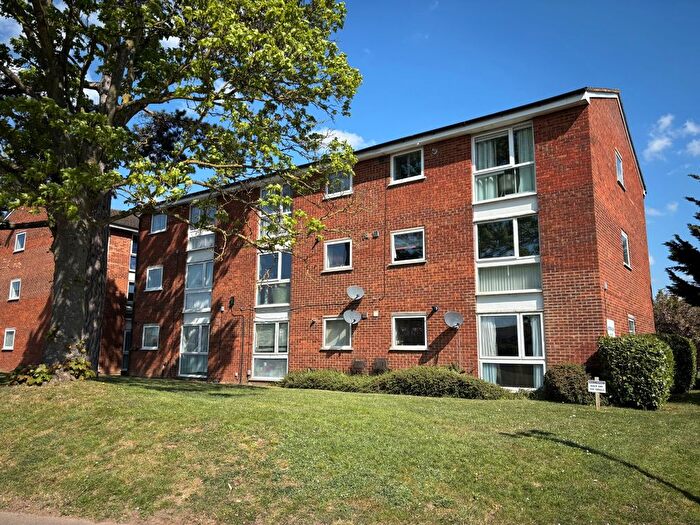 2 Bedroom Flat For Sale In Watersplash Court, London Colney, AL2