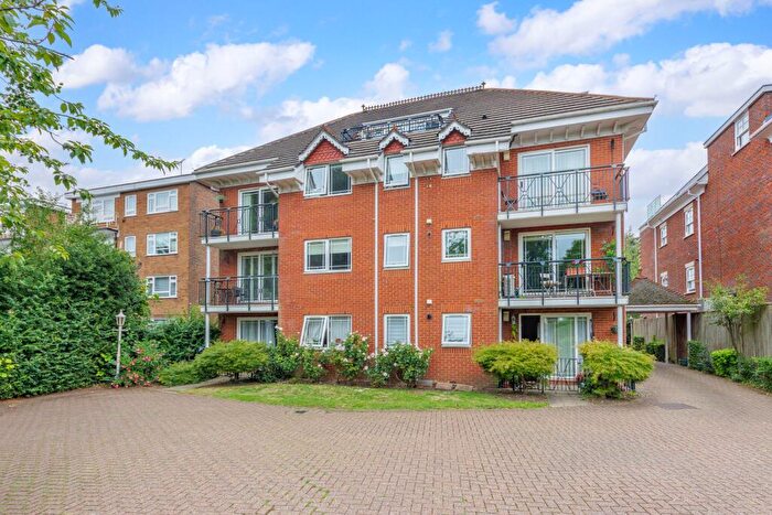 2 Bedroom Flat To Rent In Rosedale Lodge, Chase Side, N14