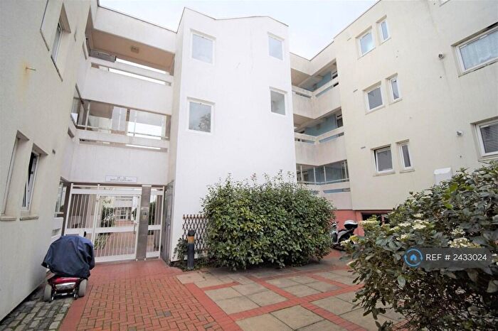 3 Bedroom Flat To Rent In Barleycorn Way, London, E14