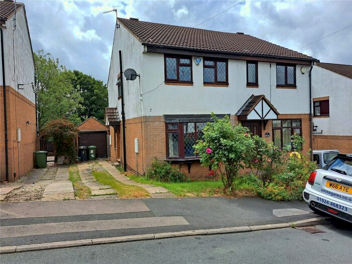 3 Bedroom Semi-Detached House To Rent In Charnwood Bank, Batley, West Yorkshire, WF17