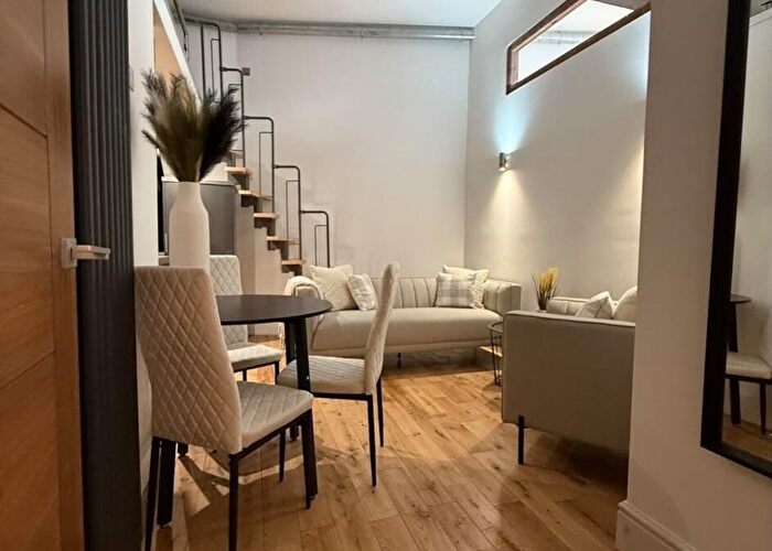 3 Bedroom Apartment To Rent In Globe House, - Southall Street, Manchester, M3