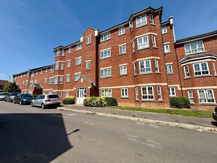 2 Bedroom Flat For Sale In Watling Gardens, Dunstable, LU6