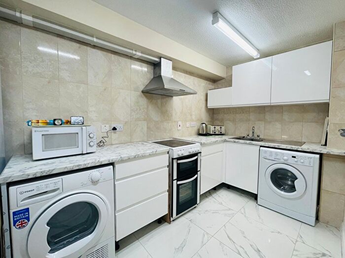2 Bedroom Flat To Rent In Ellison Road, London, SW16