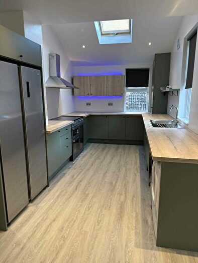 6 Bedroom Semi-Detached House To Rent In Platt Lane, Fallowfield, M14