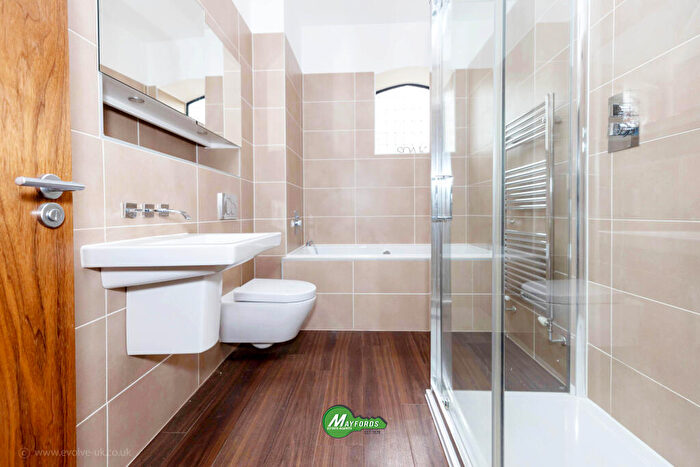 3 Bedroom Flat For Sale In Havanna Drive, London, NW11