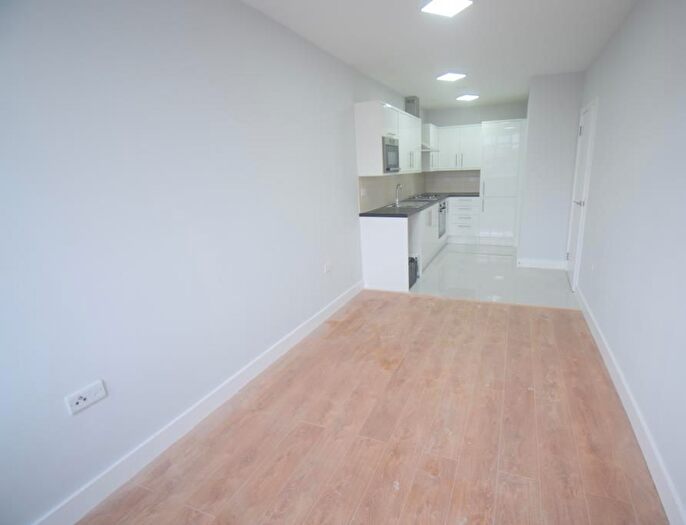 2 Bedroom Flat To Rent In Penwith Road, London, SW18