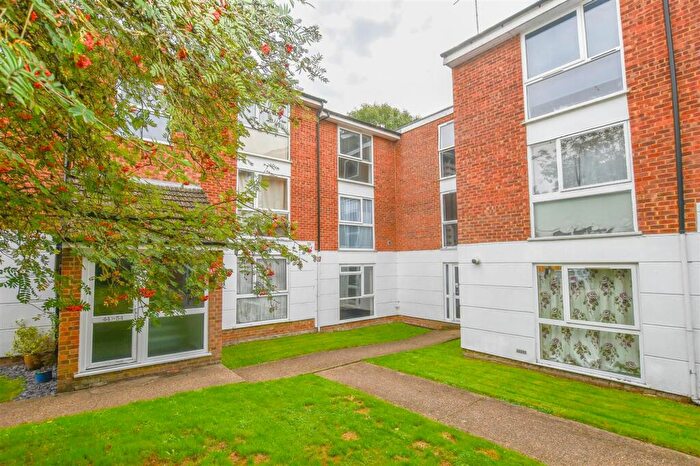 1 Bedroom Apartment For Sale In Lakeside Place, London Colney, AL2