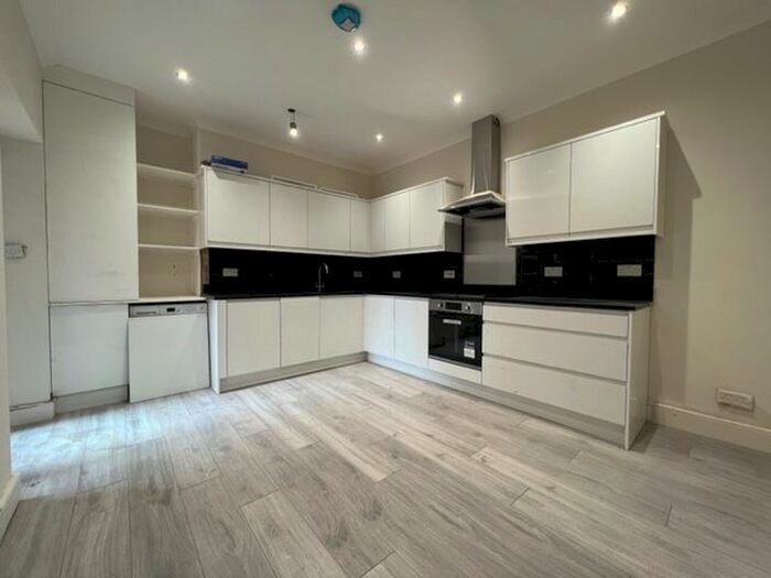 3 Bedroom Flat To Rent In Clapham Common North Side, London, SW4