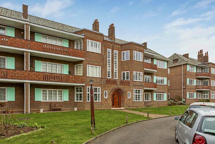 2 Bedroom Flat To Rent In Roehampton Close, London, SW15