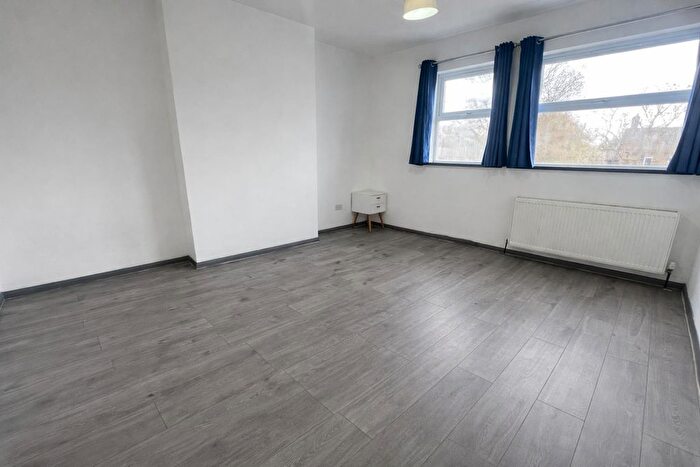 3 Bedroom Flat To Rent In Brockley Road, London, SE4