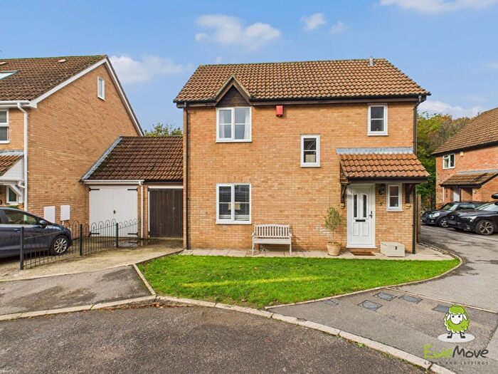 3 Bedroom Link Detached House For Sale In York Close, Basingstoke, RG22