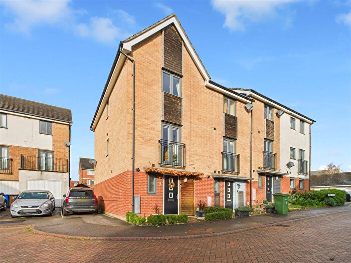 3 Bedroom Town House For Sale In Turner Close, Brough, HU15