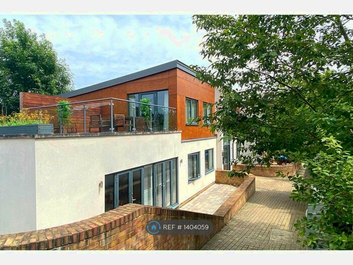 3 Bedroom Flat To Rent In Gipsy Road, London, SE27