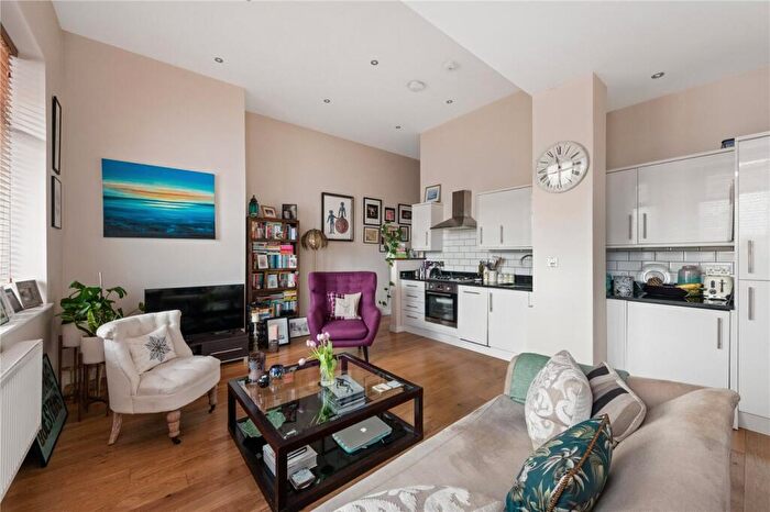 1 Bedroom Apartment For Sale In Shacklewell Lane, London, E8