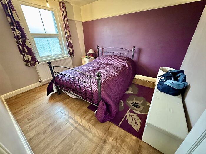 2 Bedroom End Of Terrace House For Sale In St. Augustine Avenue, Luton, LU3