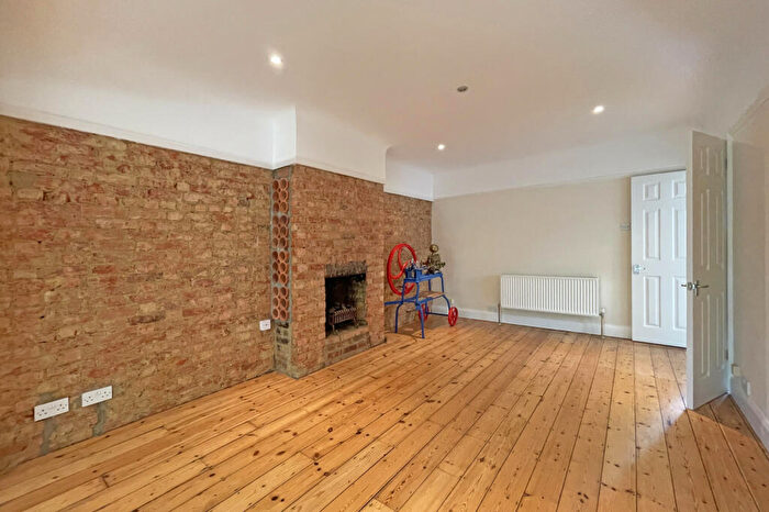 2 Bedroom Bungalow For Sale In Beaufort Way, Ewell, KT17
