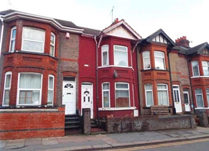 3 Bedroom Terraced House To Rent In Ashburnham Road, Luton, LU1